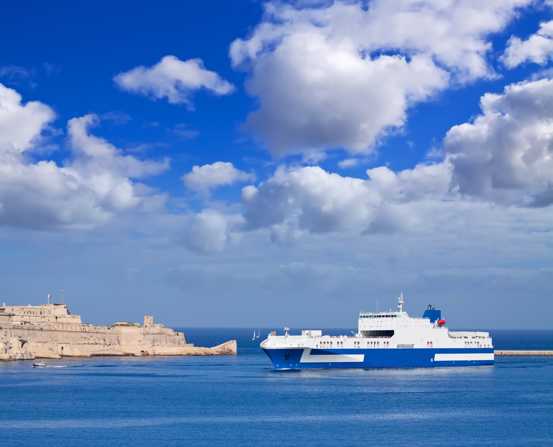 Commercial cargo and ferry vessel entering harbour — Adriavent services large ships